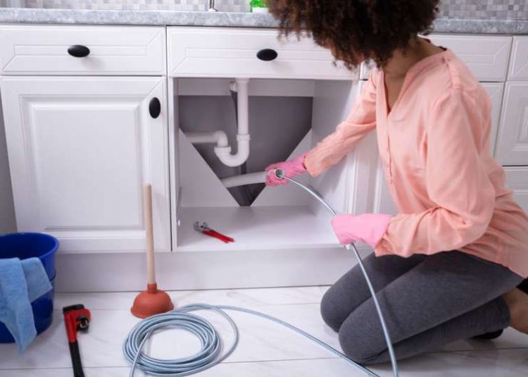 رفع گرفتگی لوله با فنر دستی