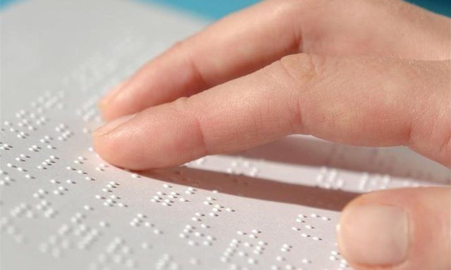 چالشهای تحصیل دانشآموزان نابینا؛ چرا کتاب صوتی جایگزین خوبی برای بریل نیست؟