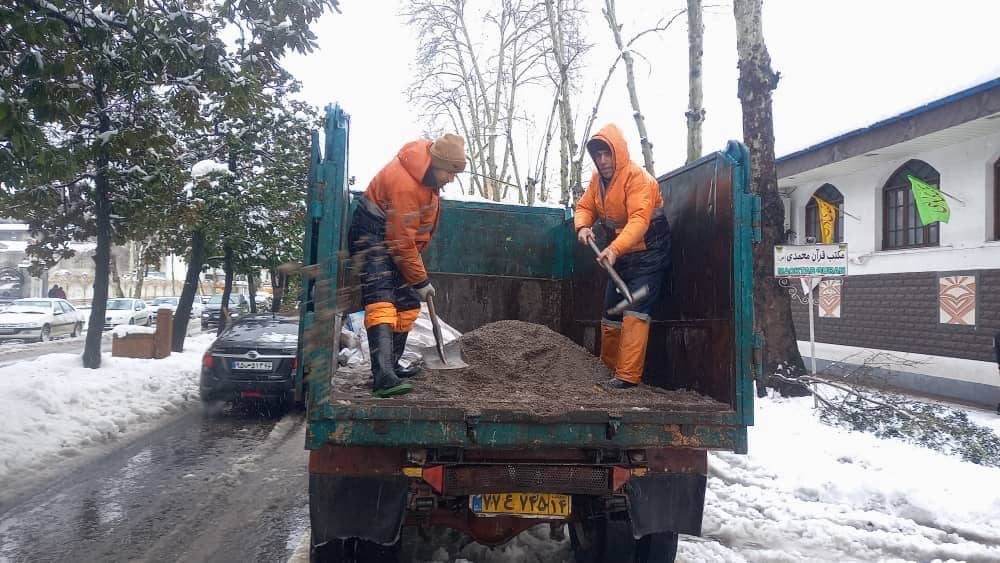 نمک‌ پاشی خیابان‌ ها و معابر اصلی