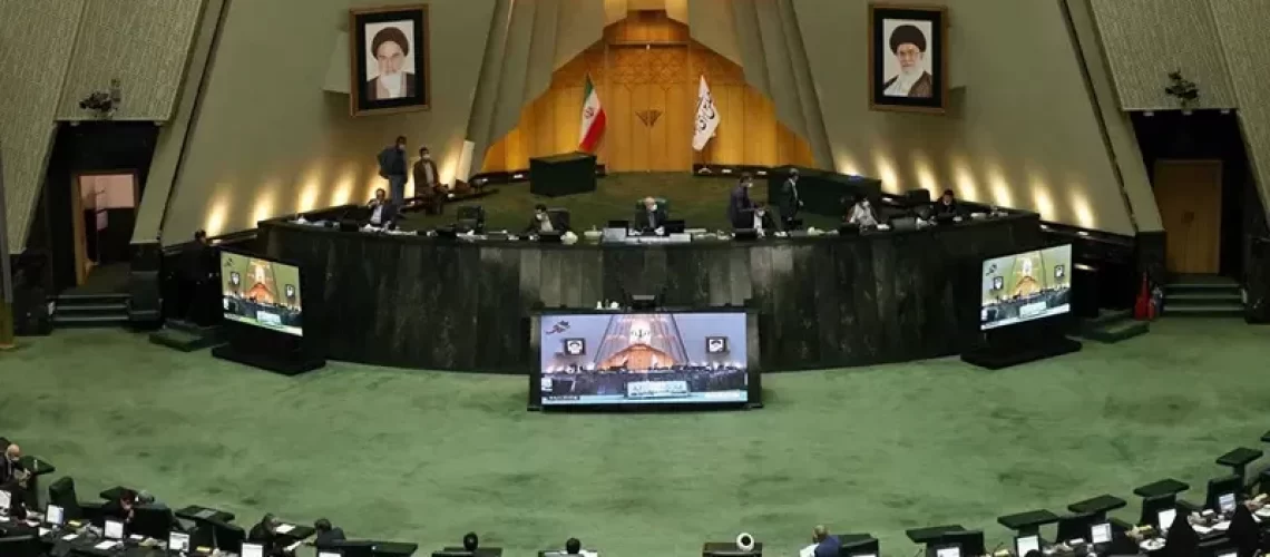 تذکر علنی رهبر به مجلس