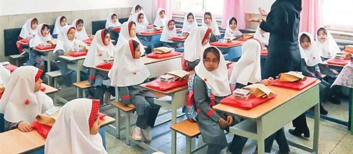 معیشت معلمان در وضعیت مطلوبی نیست/افزایش حقوق نیازمند تأمین منابع